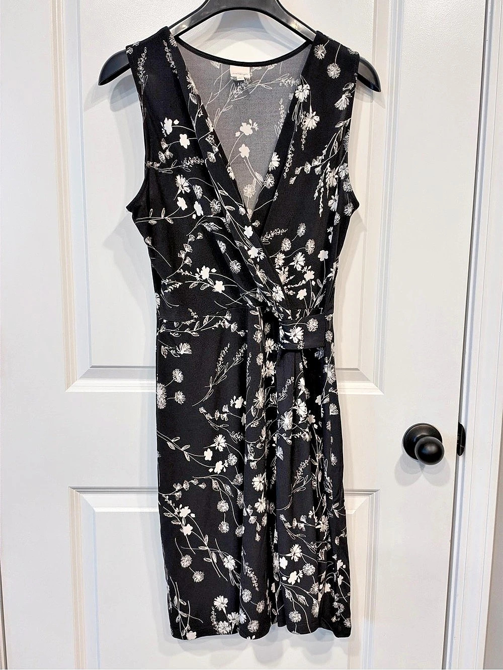 Kaileigh Floral Wrap Midi Dress in Black & White Size Large Like New